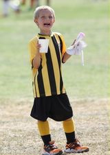 组图：布兰妮爱子阳光魅力 玩鬼脸与妹子齐卖萌