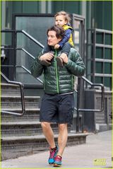 组图：奥兰多带儿子出行坐肩头 心情好聊电话