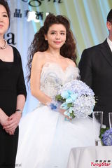 组图：李毓芬婚纱装亮相 笑容甜美妩媚动人