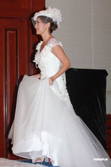 组图：谢婷婷着奢华婚纱 希望年年穿嫁衣