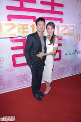 组图：安志杰谢婷婷亮相结婚派对 称还没求婚打算