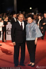 组图：吴宇森脸贴创可贴携凌波走红毯