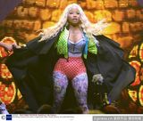 组图：麻辣鸡个唱粉丝强行上台 与保镖激烈扭打