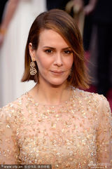 组图：第86届奥斯卡红毯 莎拉-保罗森短发知性