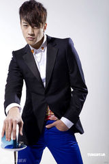 幻灯图：何润东变身帅气击剑手 大牌女星领衔MV