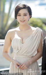 幻灯：范冰冰挤雪乳扮希腊女神 专人撑伞显大牌