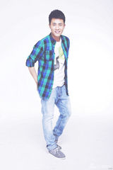 组图：杜淳写真休闲装出镜 邻家男孩形象亲切