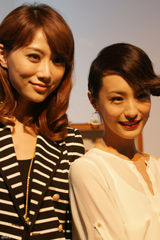 组图：韩晓出席时尚活动 与玩具兔合照显可爱