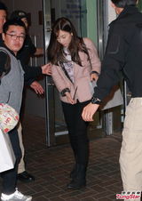 组图：少女时代抵港准备开唱 闪现机场秒杀粉丝