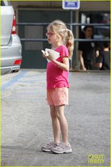 组图：小本妻女现身披萨聚会 穿着随性惬意