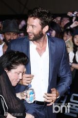 组图：休-杰克曼《金刚狼2》红毯卖萌逗乐