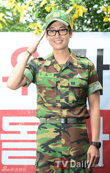 组图：韩星郑京浩办理退伍手续 闵庆勋等送战友