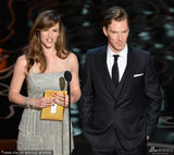 组图：詹尼佛-加纳与“卷福”本尼迪克特颁奖