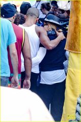 组图：麦当娜与小男友亲密搂抱 裹头巾素颜低调