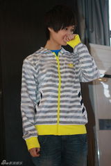 组图：李宇春武汉个唱彩排 与男舞伴牵手搂腰转圈