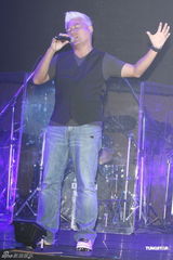 组图：巫启贤为新专辑开唱 30日将出席大炳追思会