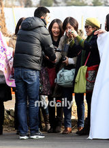 组图：韩星郑京浩入伍参军 与众粉丝握手道别