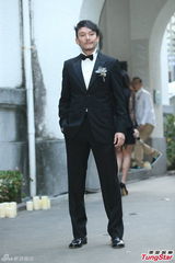 组图：张震大婚献吻娇妻 亲手为新娘提裙摆