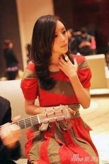 张静初连衣裙亮相 献唱《杨澜访谈》十年庆(图)