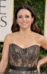 组图：金球红毯女星拼胸器 抹胸深V亮人眼