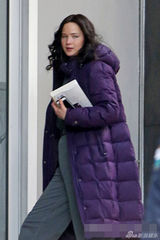 组图：劳伦斯披紫袄现身片场 素颜显知性气质