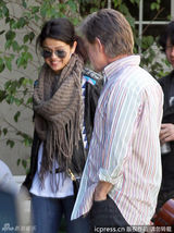 组图：赛琳娜与63岁大叔谈笑风生 痛甩比伯阴影