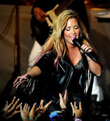 组图：黛米-洛瓦托洛杉矶开唱 挺胸豪唱勾魂四射