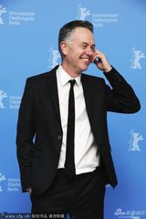 组图：《情色大亨》发布 弗莱尔低胸纱裙现身