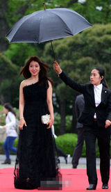 组图：朴信惠现身百想露肩长裙优雅别致