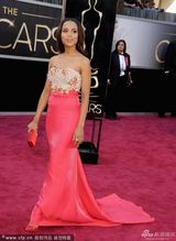 组图：凯莉-华盛顿嫩粉亮片鱼尾裙亮相红毯