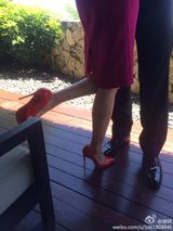 组图：杨幂刘恺威婚礼前露面 桃红裙子喜庆