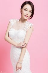 组图：辣妈李小璐婚纱杂志大片优雅动人