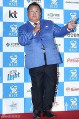组图：韩国际喜剧节红毯挤胸熊抱肉搏精彩不断