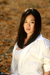 组图：周显欣秋日写真温暖依旧