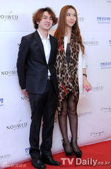 组图：韩星姜虎东刘在石贺好友禹成民大婚