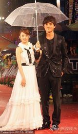 高清组图：金曲奖红毯星光熠熠 那英躲雨不顾形象