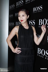 组图：杨千嬅透视装美背尽裸 正努力造人一切随缘