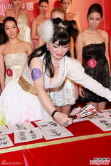 组图：宫雪花爆乳露底教书法 艳压低胸准亚姐