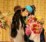 组图：苍井空亮相梅兰芳大剧院 拜访京剧泰斗