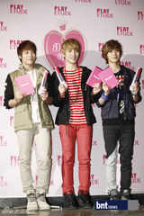 组图：韩国组合SHINee助阵化妆品牌新品发布