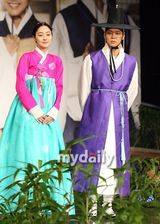 组图：东方神起有天穿古装亮相 现场上演变装秀