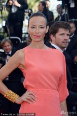 组图：女星卡罗琳娜-帕森斯登红毯粉裙娇俏