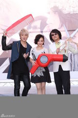 组图：飞儿乐团做公益 台上剪发挑战刀工