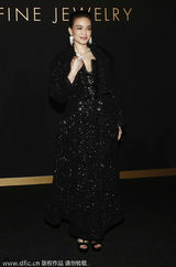 组图：舒淇贵妇裙装闪亮抢镜 一身珠宝雍容华贵