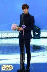 组图：李宝英捧SBS大奖 李敏镐得奖最多赢五冠