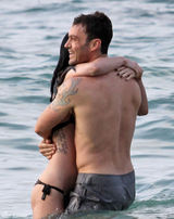 高清图：梅根-福克斯海边秀比基尼 和男友亲密