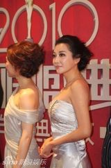 组图：杜晓婷亮相颁奖礼 银白礼服展现女王风范