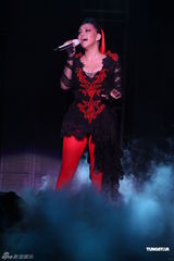 组图：阿妹身著爆乳装开唱 歌迷现场点唱饱耳福