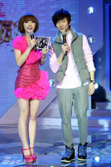 幻灯图：林俊杰分享新歌与粉丝互动 上演模仿秀