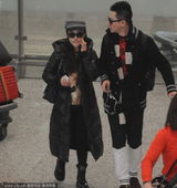 组图：刘璇与老公王弢同抵机场 低头自顾玩手机